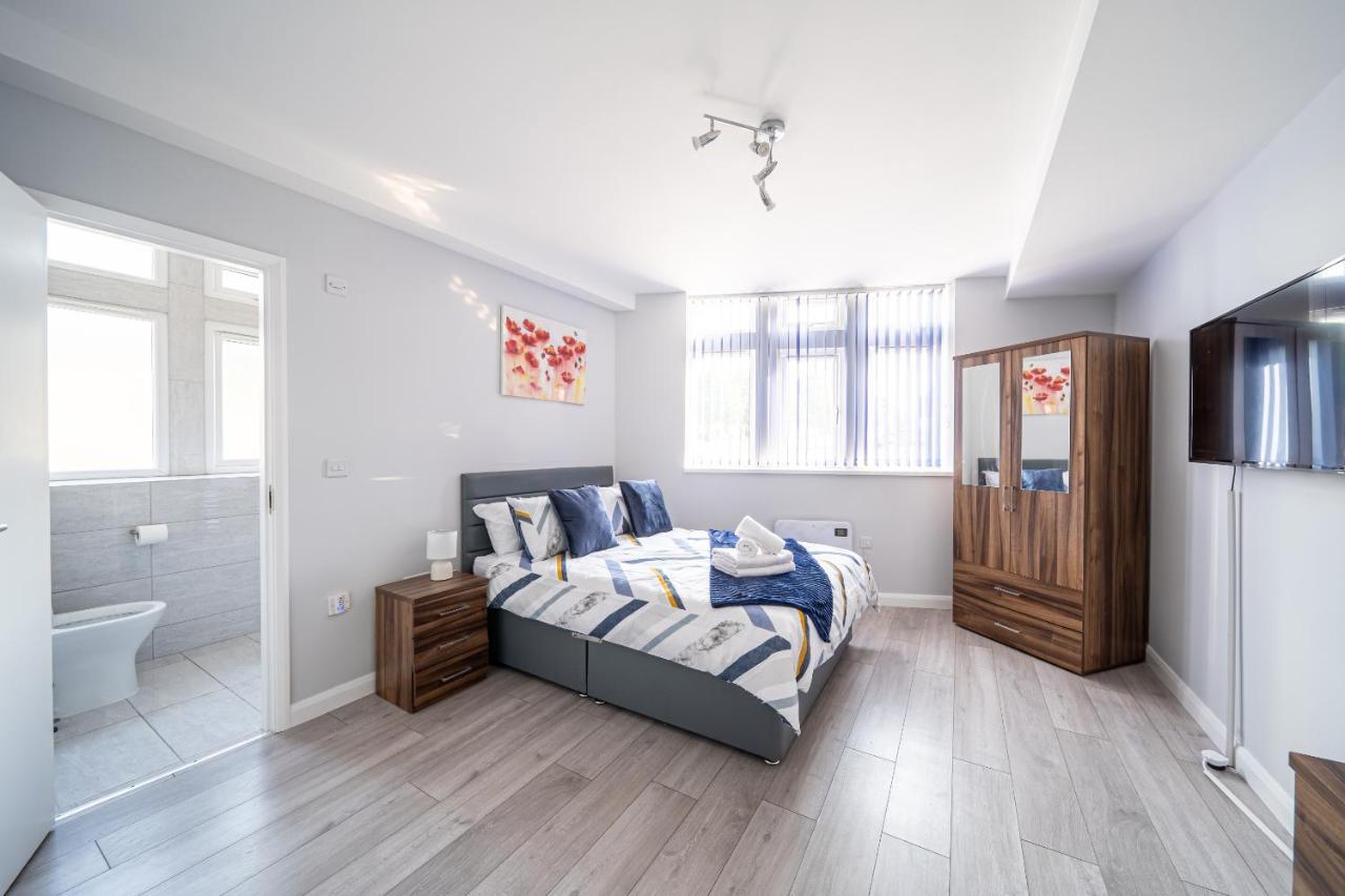 Stylish Studios With Ensuite, Separate Kitchen, And Prime Location In St Helen St Helens  Exterior photo