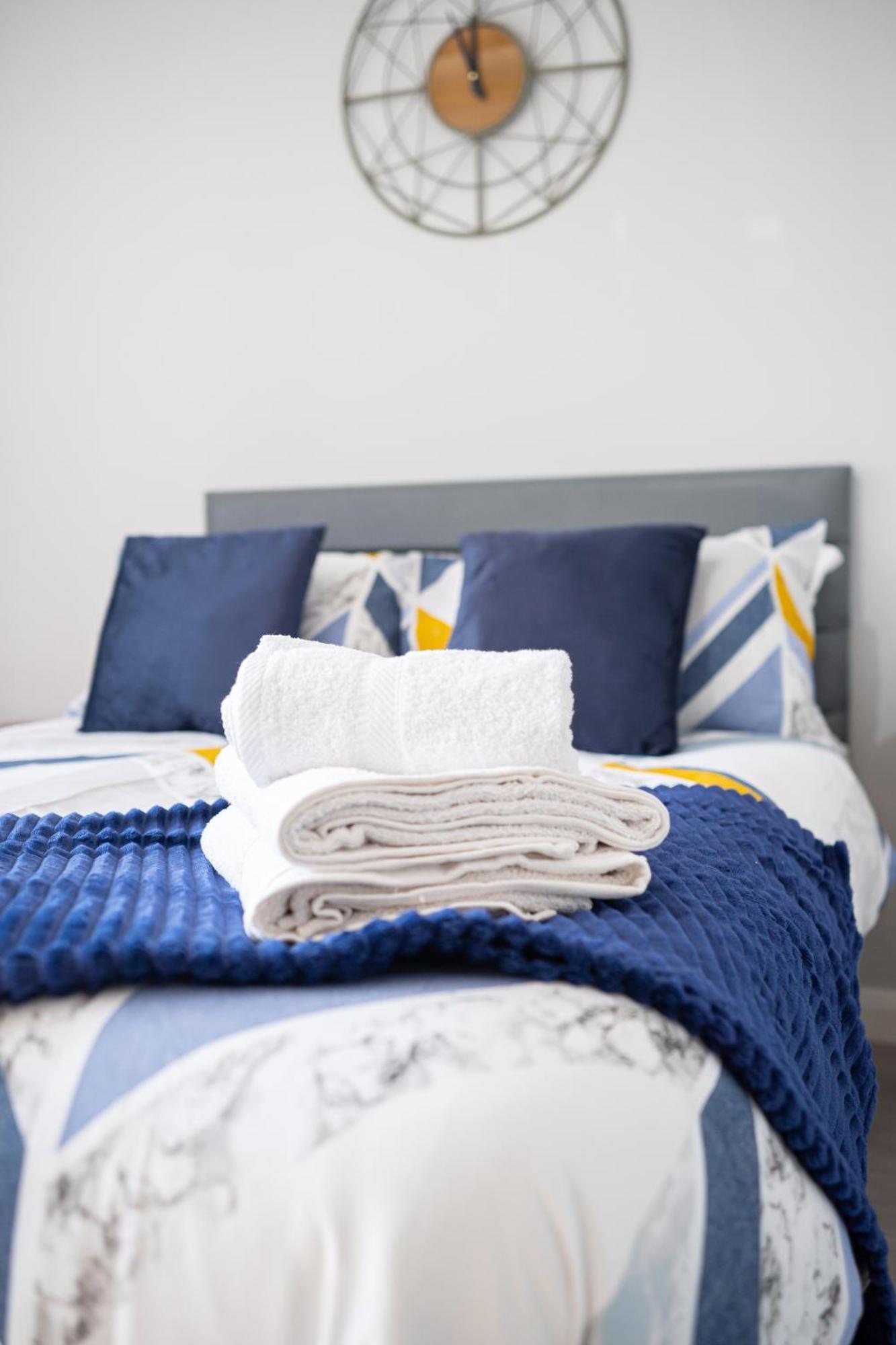 Stylish Studios With Ensuite, Separate Kitchen, And Prime Location In St Helen St Helens  Room photo